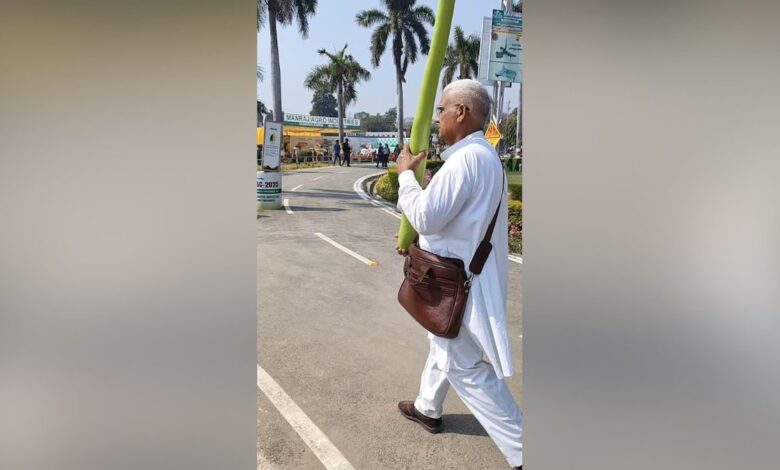 8 फीट की लौकी! अंकल जी का वायरल वीडियो 1 8 feet ki lauki 8 feet long gourd Carrying 8 feet long gourd Bizarre gourd Sabse badi lauki 2025 07