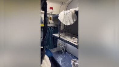 Lucknow Express Strange video of Lucknow Express water started falling from the trains AC 2025 07 f5