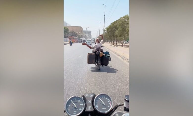 पाकिस्तान: बाइक स्टंट या बम धमाके का बुलावा? 1 Pakistan Man Bizarre stunt by pakistani Bike stunt by pakistani Bike loaded with petrol 2025 07 ad1c