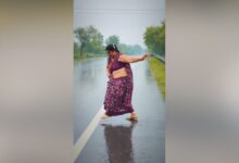 Woman Dance Video Bizarre Dance video Woman Dance on road Sadak pe dance Woman Dance in Saree 2025 0