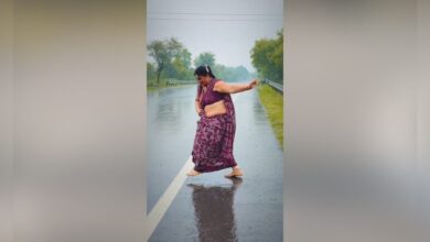 Woman Dance Video Bizarre Dance video Woman Dance on road Sadak pe dance Woman Dance in Saree 2025 0