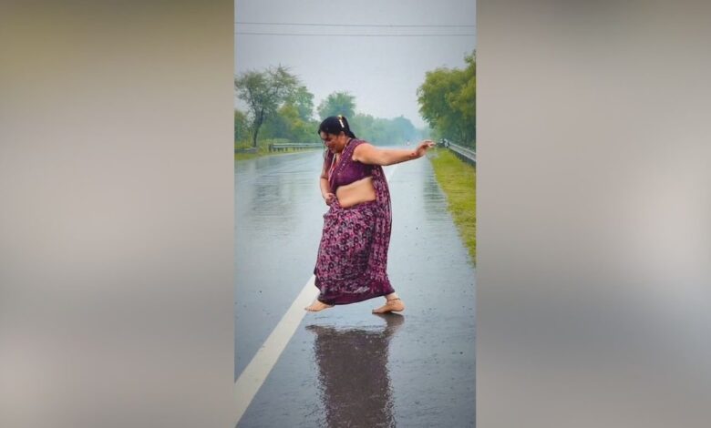 सड़क पर गड्ढे क्यों? महिला का डांस वायरल! 1 Woman Dance Video Bizarre Dance video Woman Dance on road Sadak pe dance Woman Dance in Saree 2025 0