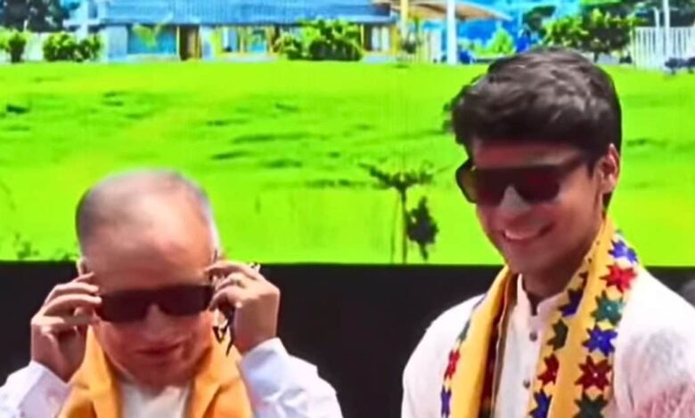 वायरल वीडियो: छात्र ने प्रोफेसर को पहनाया चश्मा! 1 student wear black goggles 2025 07 47c6e6b2e53615440b280ef334532c79 16x9