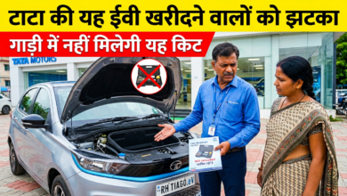 टाटा की यह ईवी खरीदने वालों को झटका; गाड़ी में नहीं मिलेगी यह किट; Tata Motors कर्मचारी कार के सामने TYRE REPAIR KIT NOT INCLUDED पुस्तिका दिखाता है